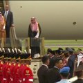 Saudo Arabijos karalių lydi 1000 žmonių, limuzinai ir lėktuvas su eskalatoriumi