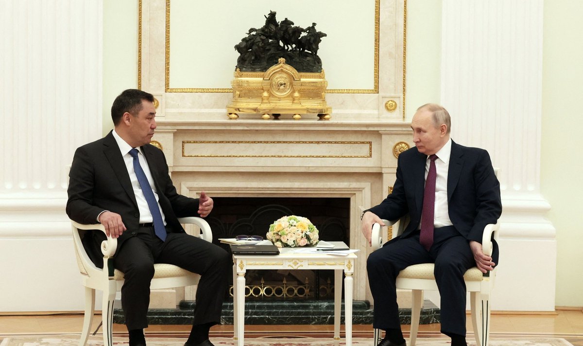 Kirgizijos prezidentas Sadyras Žaparovas pirmadienį Maskvoje susitiko su Rusijos vadovu Vladimiru Putinu