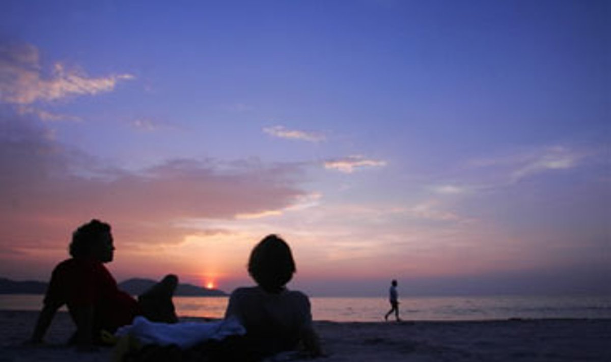 Turistai mėgaujasi Patongo paplūdimio vaizdu Tailando Phuketo saloje. Praėjus devynioms dienoms po tragiškojo cunamio, turistai tęsia atostogas, džiaugiasi saule ir lankosi baruose bei restoranuose.