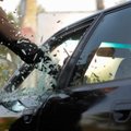 Vienam automobiliui iškūlė stiklą, kitą pavogė, bet toli nenuvažiavo