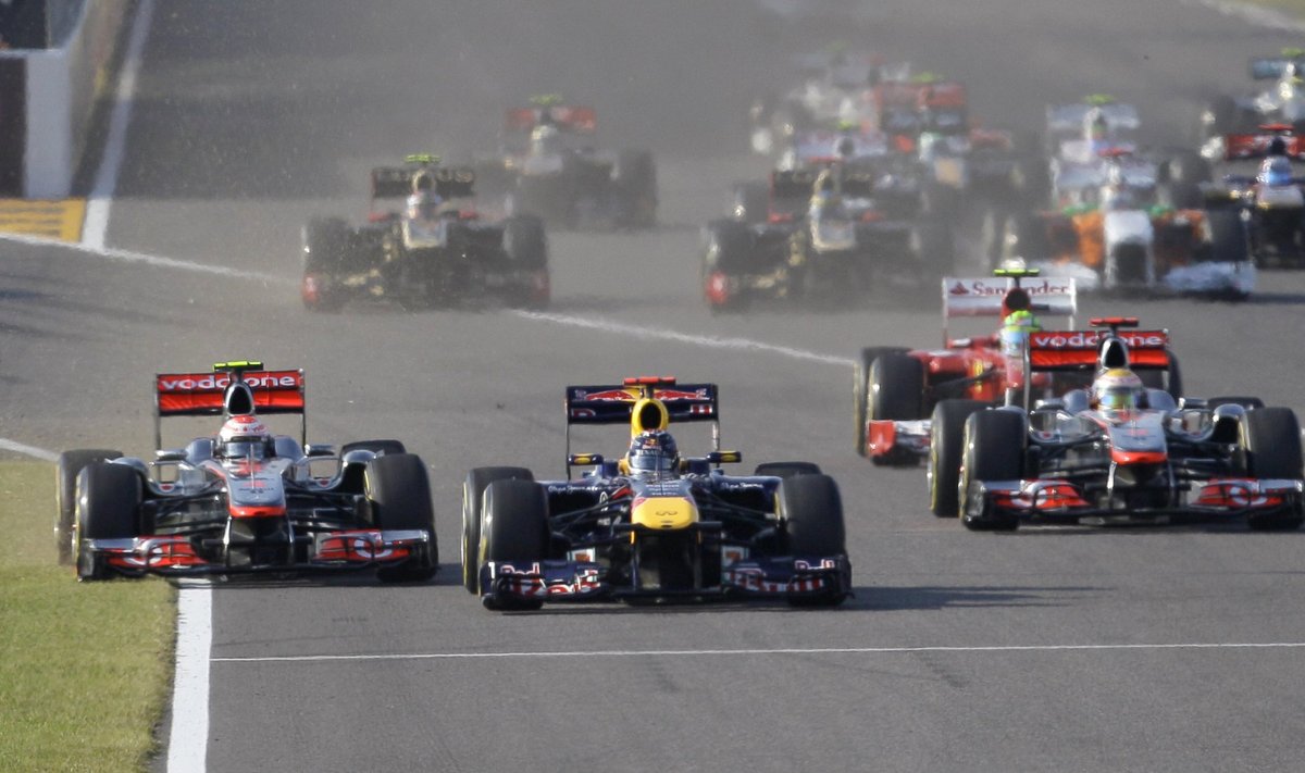  Jensono Buttono „McLaren“ bolidą ant žolės išstūmė „Red Bull“ pilotas Sebastianas Vettelis