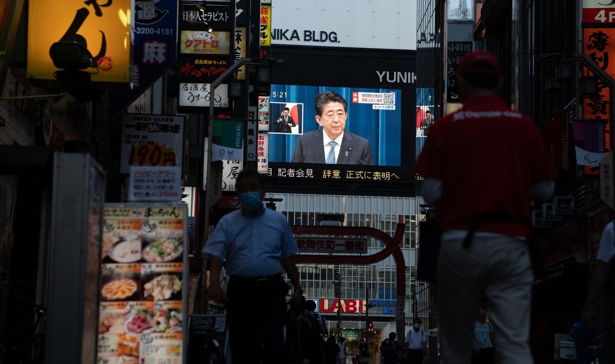 Shinzo Abe rugpjūčio 28 d. kreipėsi į japonus ir atsisakė ministro pirmininko pareigų 