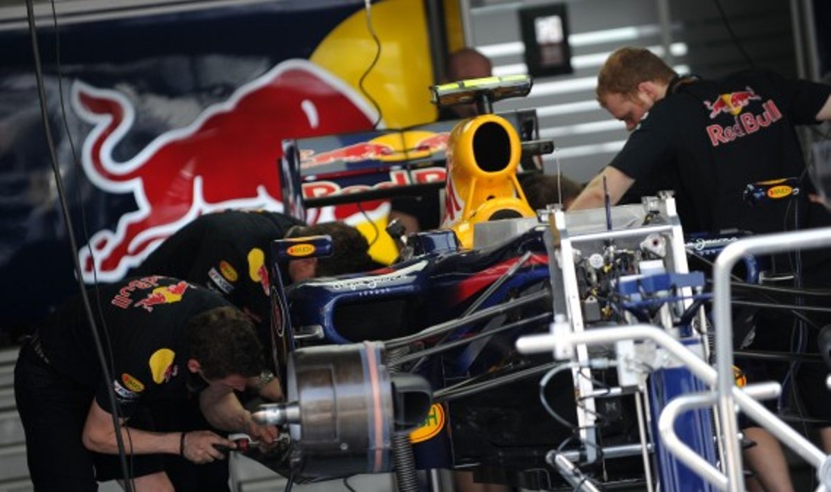 "Red Bull" mechanikai ruošia bolidą