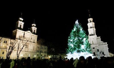 Kaunas, 2010 m. lapkričio 28 d. (ELTA). Kauno Rotušės aikštėje įžiebta Kalėdų eglutė. Aliaus Koroliovo (ELTA) nuotr.