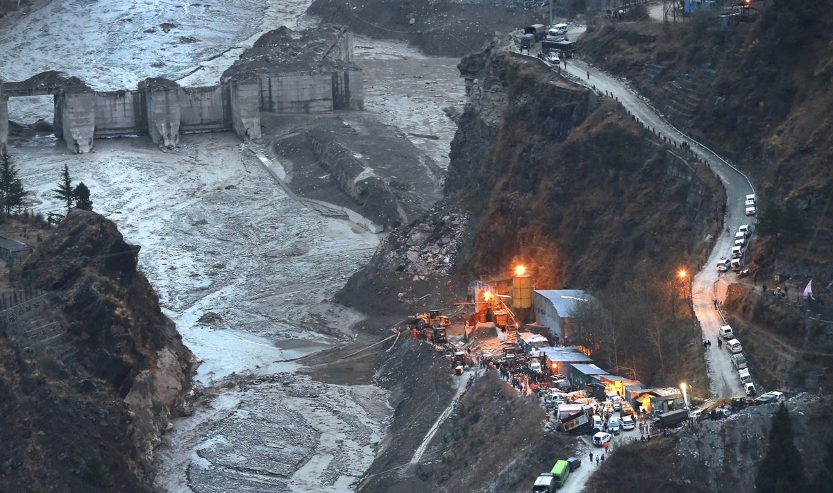 Himalajuose užverstame tunelyje įstrigo apie 170 žmonių