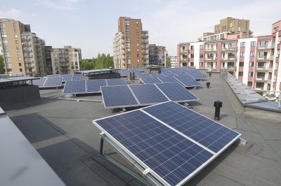 Saulės energijos jėgainė ant namo stogo