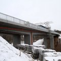 Kaune baigiamas rekonstruoti tiltas per Jiesią, saugumą išbandė sunkiasvorė technika