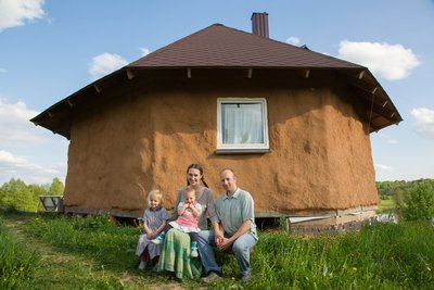 Agnės ir Tauriaus Gulbinų šeimos molinis namas
