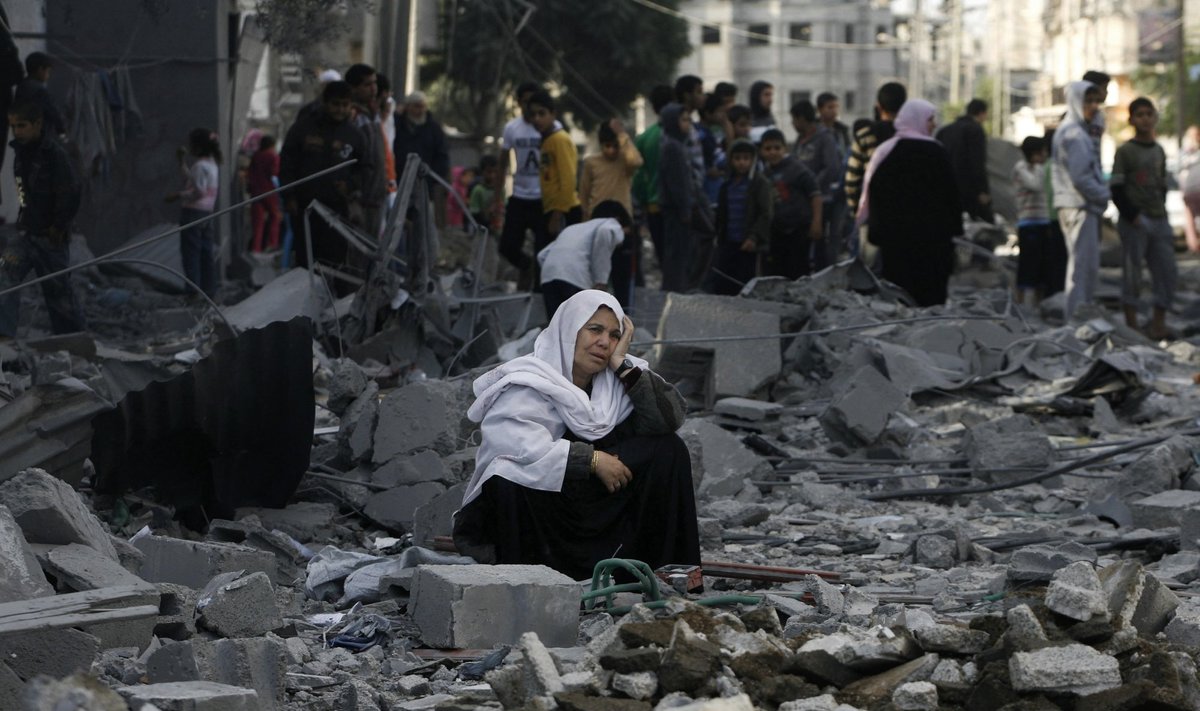Palestinietė sėdi tarp griuvėsių Rafah pabėgėlių stovykloje