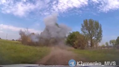 Nufilmuota, kaip rusų dronas pražudė gyventojus evakavusį Ukrainos policininką