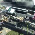 Kameros užfiksavo tragišką eismo įvykį: apvirtęs vilkikas rėžėsi į automobilius ir žmones