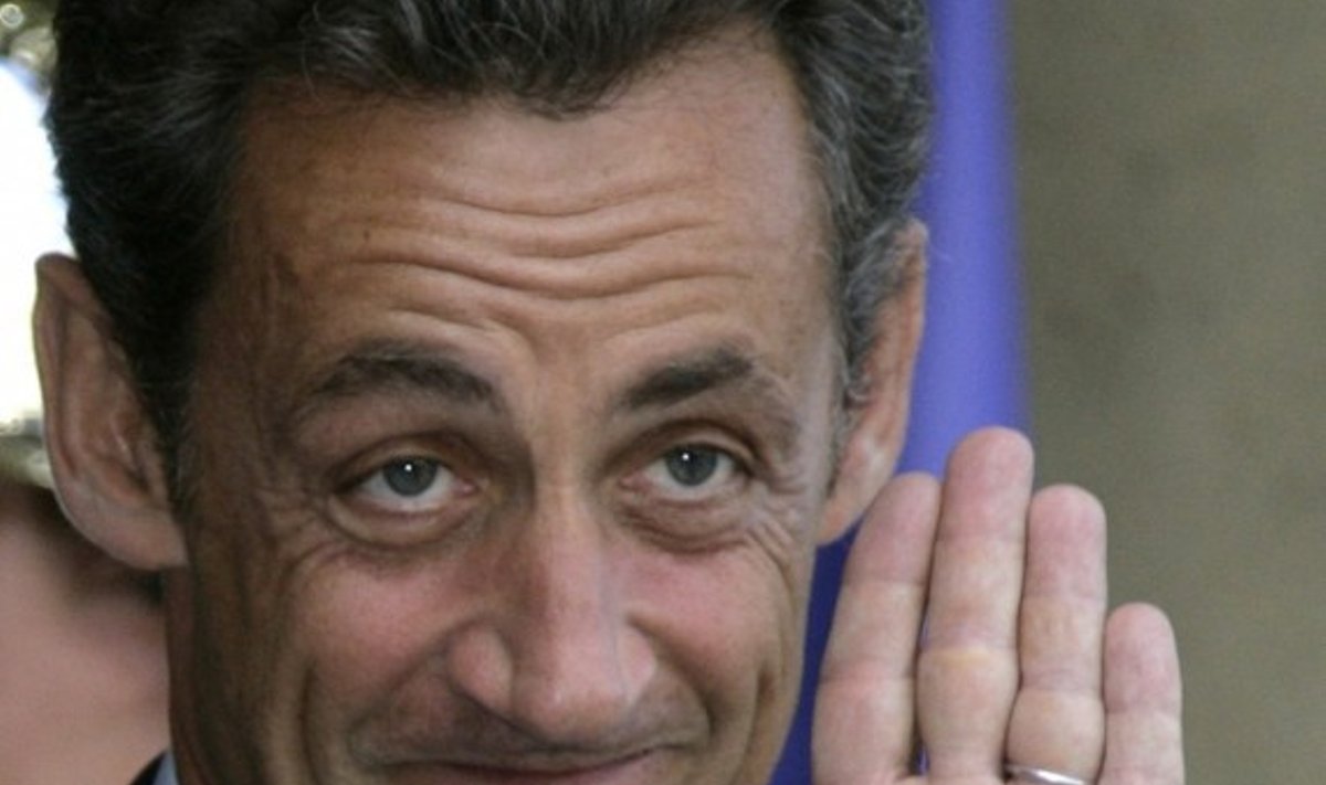 Prancūzijos prezidentas Nicolas Sarkozy mojuoja prancūzams 