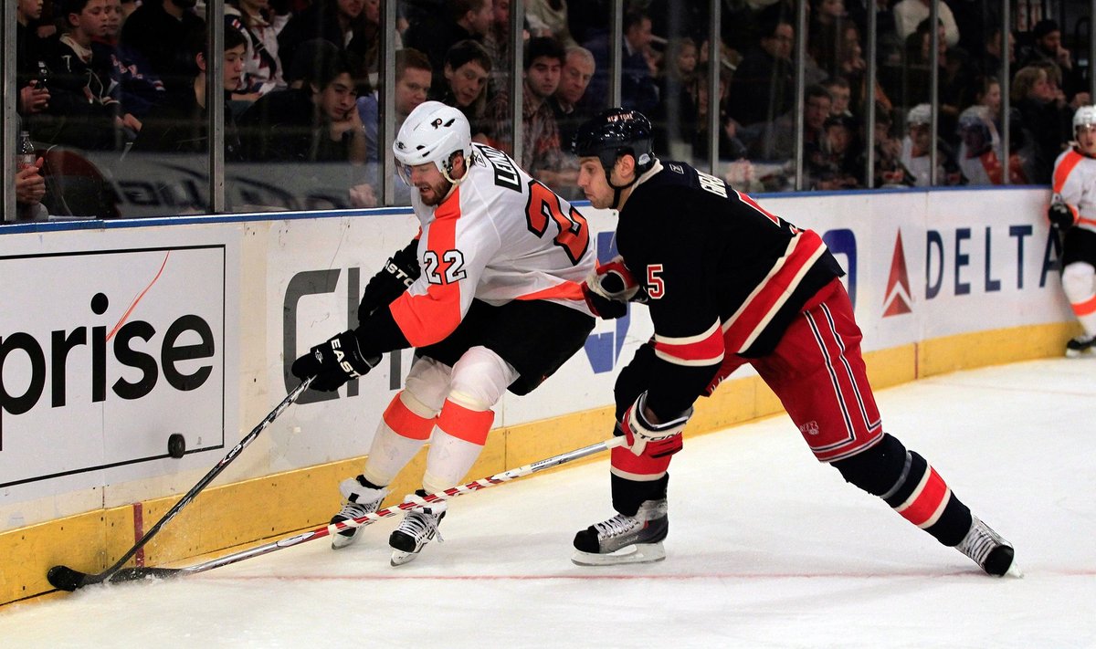 Ville Leino ("Flyers", kairėje) kovoja su Danu Girardi ("Rangers") 