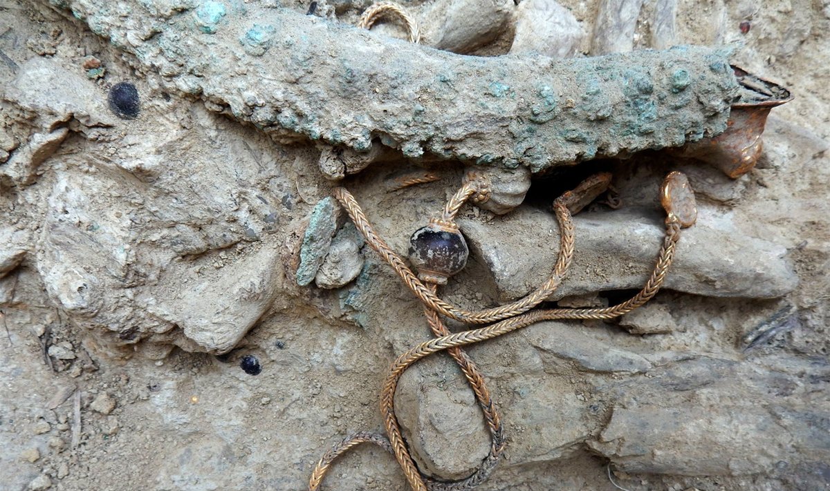 Graikijoje, kario kape rasta auksinė grandinėlė