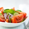 Štai kodėl negalima į salotas kartu dėti pomidorų ir agurkų!
