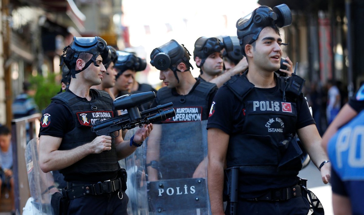 Полиция в Стамбуле разогнала участников гей-прайда - Delfi RU