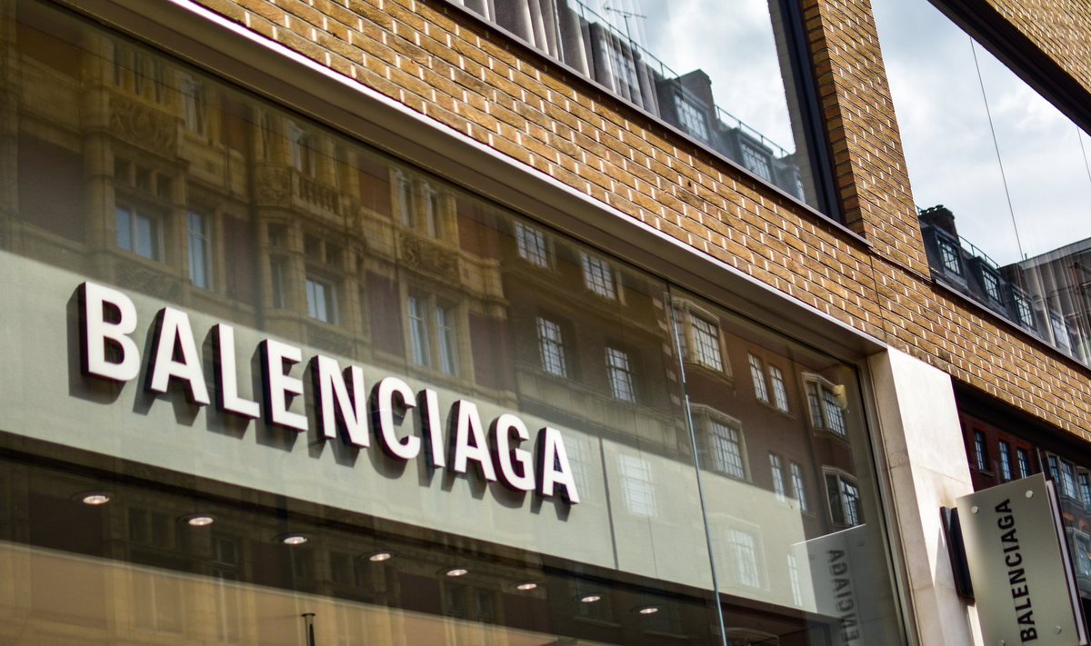 Londonas, Jungtinė Karalystė - 2019 m. rugpjūčio 11 d.: „Balenciaga“ parduotuvės fasadas.