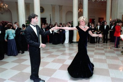 1985 m. princesė Diana ir Johnas Travolta