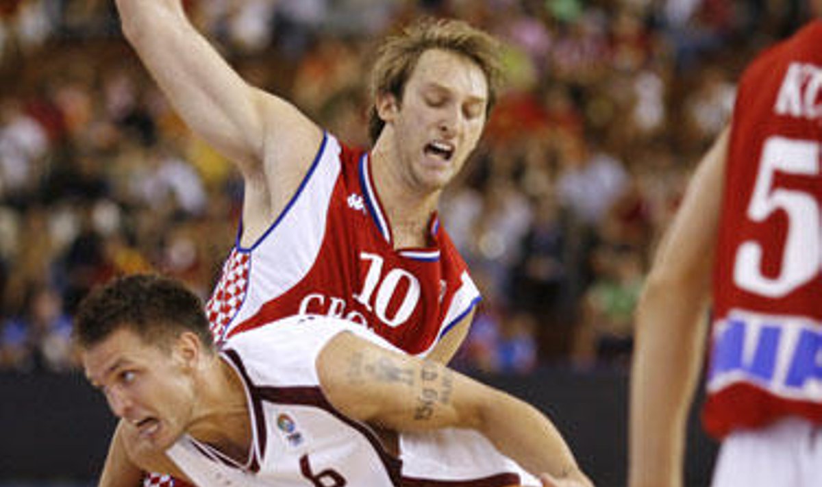 Latvis Armandas Škėlė veržiasi pro Kroatijos krepšininkus