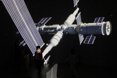 „Tiangong“ turėjo atlikti „išvengiamuosius manevrus“, kad „išvengtų potencialaus susidūrimo“ su „SpaceX“ kuriamo kosminio interneto ryšio tinklo „Starlink“ palydovais.