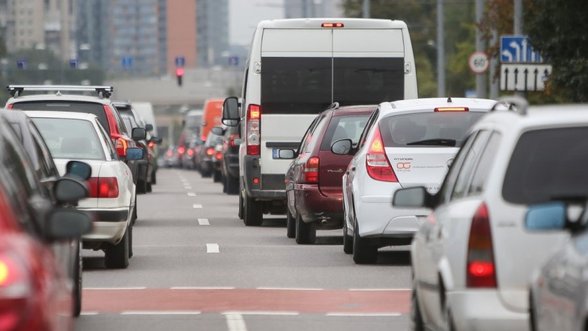 Lietuviai – susirūpinę tvariu vartojimu, bet negali atsiplėšti nuo automobilio