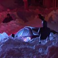 Nufilmuota, kaip Kanadoje dėl gausaus sniego per trumpą laiką užpustyta namo veranda