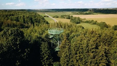 15 m apžvalgos bokštas Salantų regioniniame parke, nuo kurio atsiveria Salanto slėnio panorama