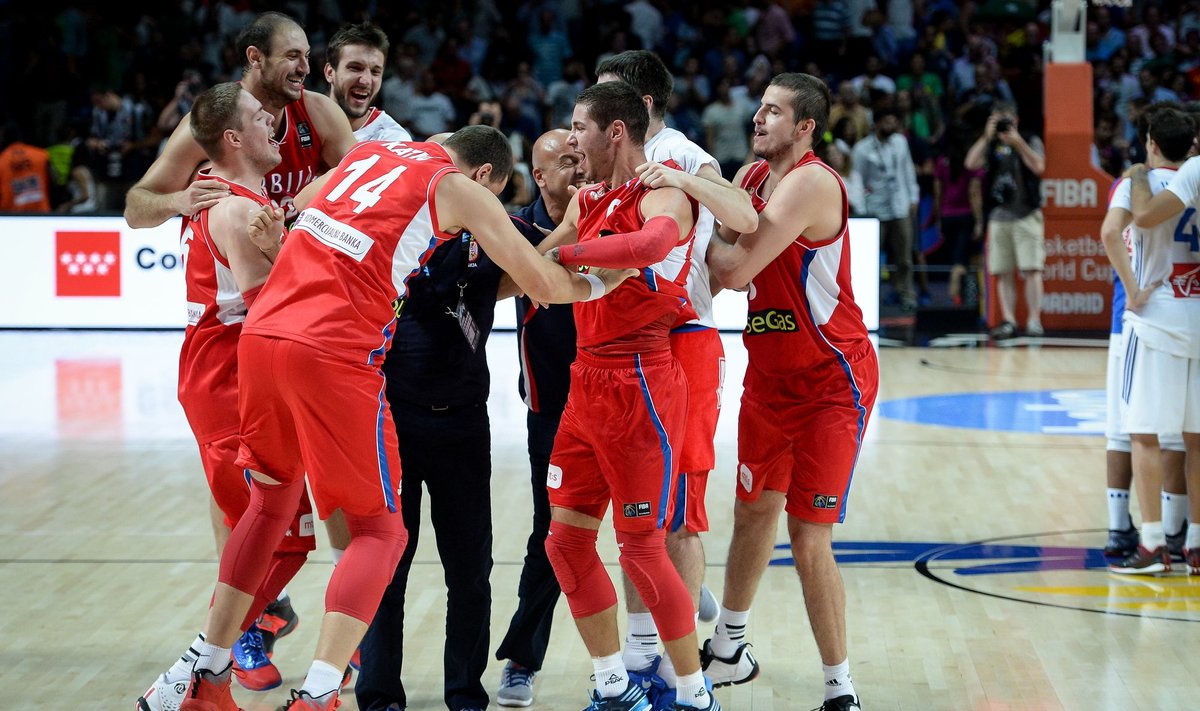 Serbijos krepšininkai džiaugiasi