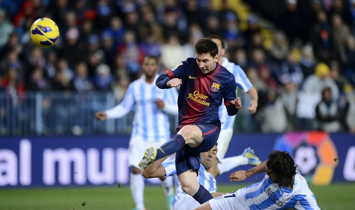 Lionelis Messi veržiasi pro "Malaga" gynėjus