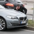 Vilniuje, pėsčiųjų perėjoje, BMW partrenkė ir sužalojo merginą