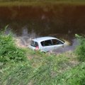 Jūros upėje paskandintas „Renault“, šeimininkas dingo