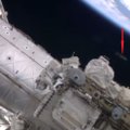 Astronautams darbuojantis atvirame kosmose, prie TKS užfiksuotas neaiškus objektas