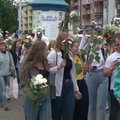 Šimtai baltai apsivilkusių moterų išėjo į Minsko gatves