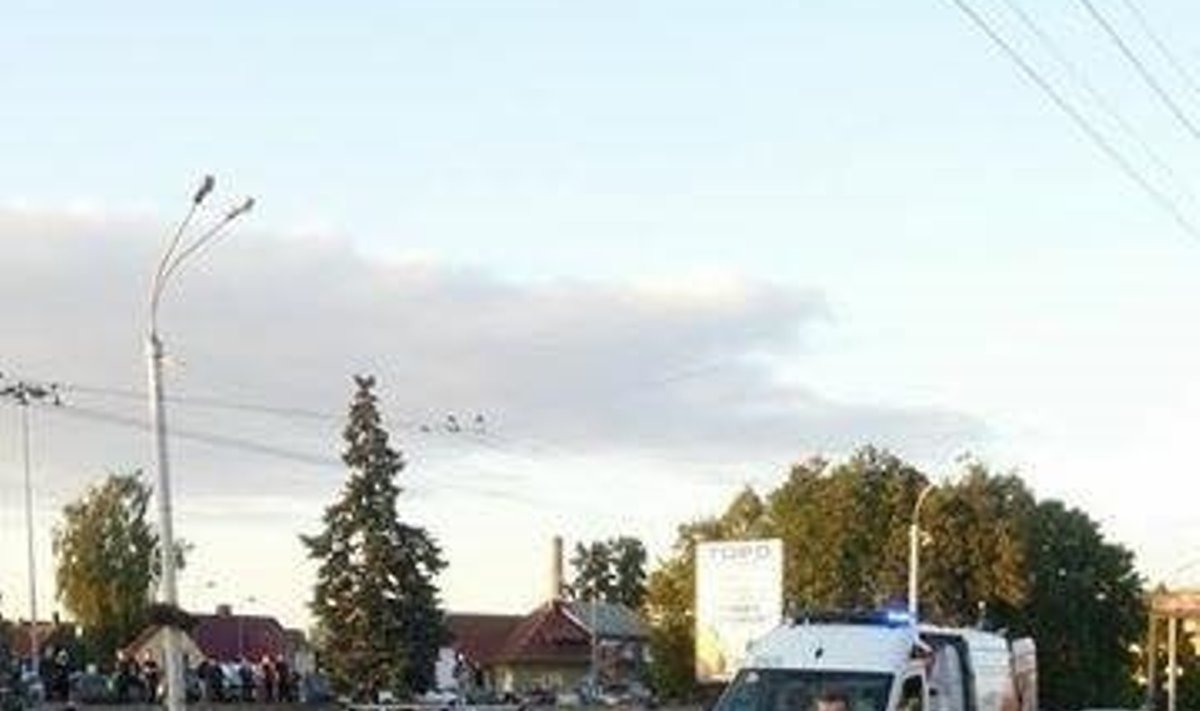 Ieškomas vyras, Kaune užgesinęs per avariją užsidegusį motociklininką