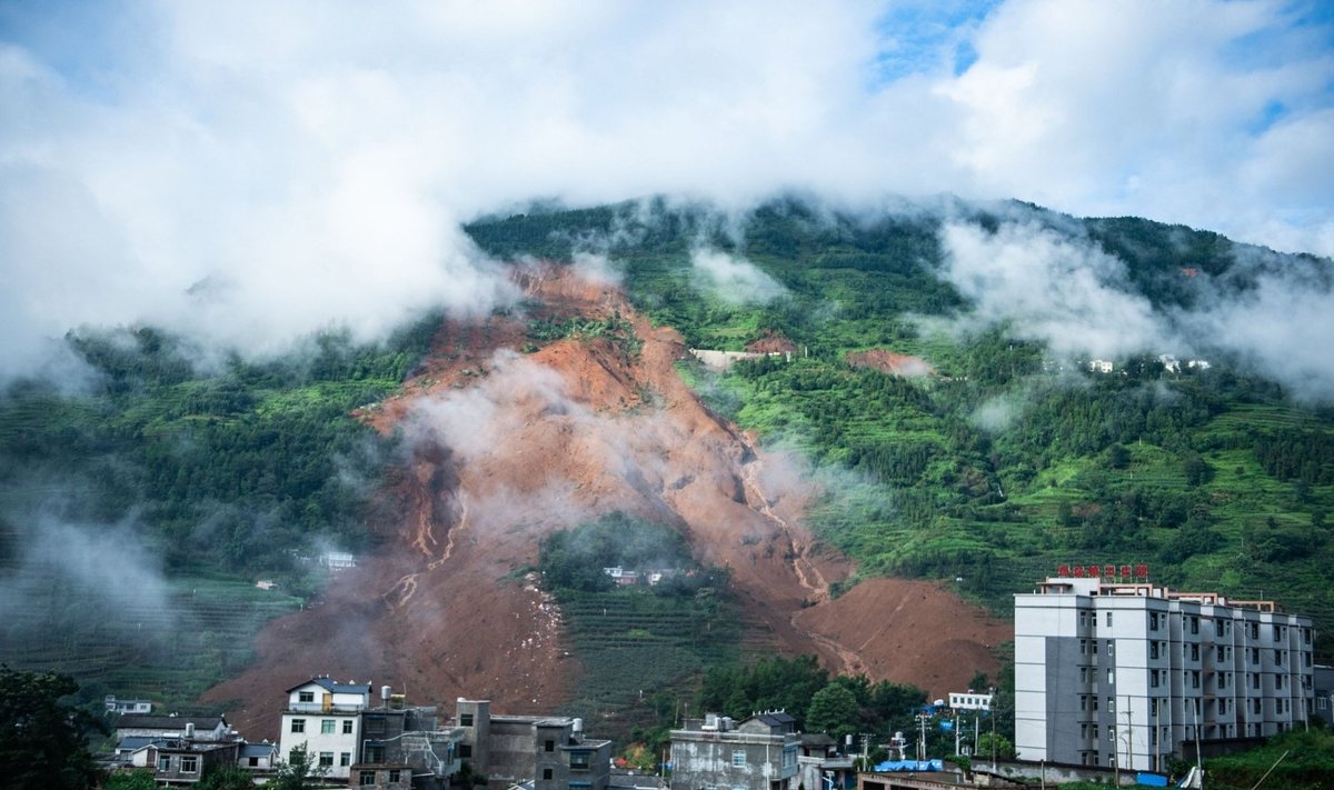 Pietvakarių Kinijoje per žemės nuošliaužą žuvo 11 ir dingo dar 42 žmonės