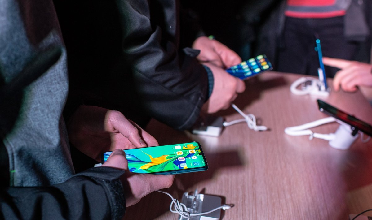 Lietuviai skubėjo išbandyti naujuosius „Huawei“ telefonus