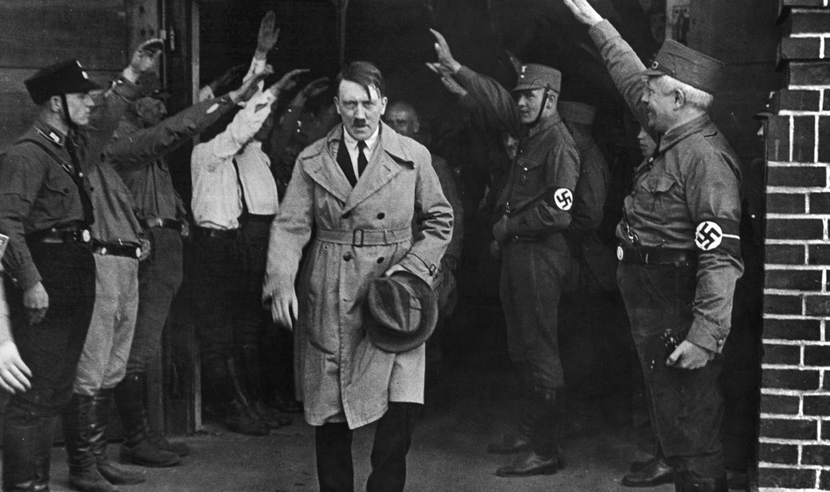 1931 m. Bylos nuotrauka. Adolfas Hitleris, nacionalsocialistų lyderis, palieka partijos būstinę Miunchene, Vokietijoje