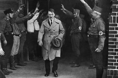 1931 m. Bylos nuotrauka. Adolfas Hitleris, nacionalsocialistų lyderis, palieka partijos būstinę Miunchene, Vokietijoje