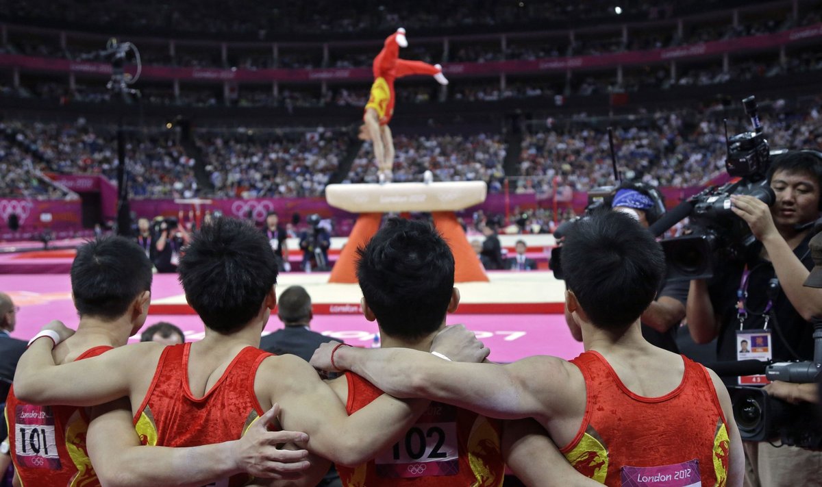 Kinijos gimnastai - komandų varžybų olimpiniai čempionai
