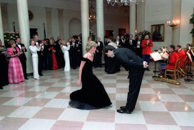 1985 m. princesė Diana ir Johnas Travolta