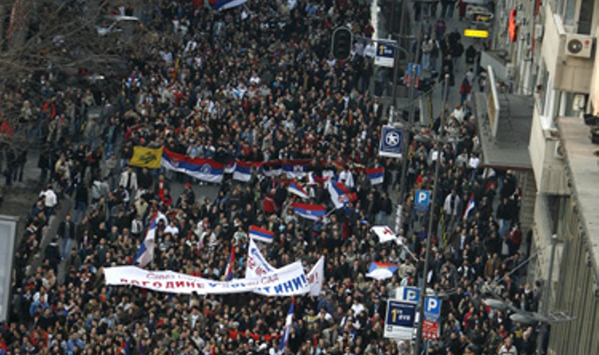 Serbai protestuoja prieš Kosovo nepriklausomybę