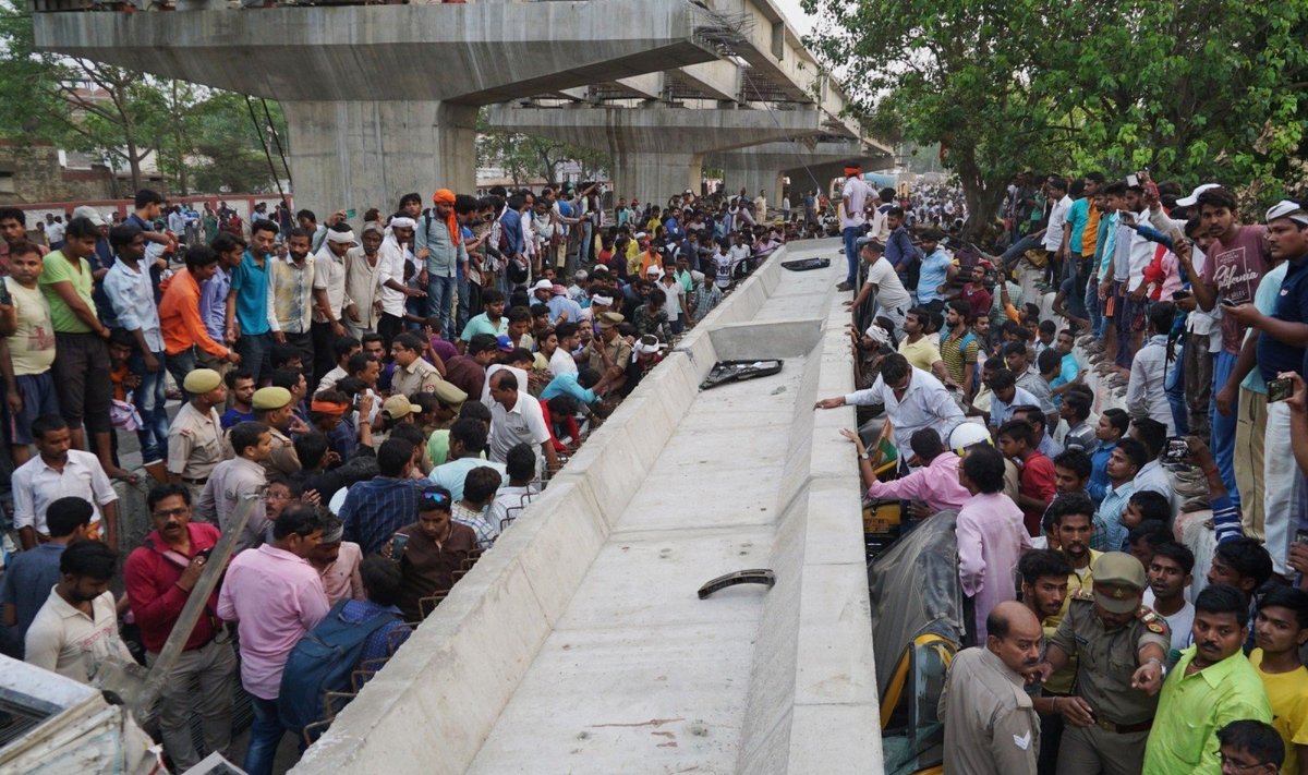 Indijoje įgriuvus viadukui žuvo mažiausiai 18 žmonių