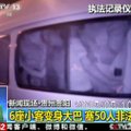Stebinanti Kinija: šešiaviečiame autofurgone rado 50 žmonių