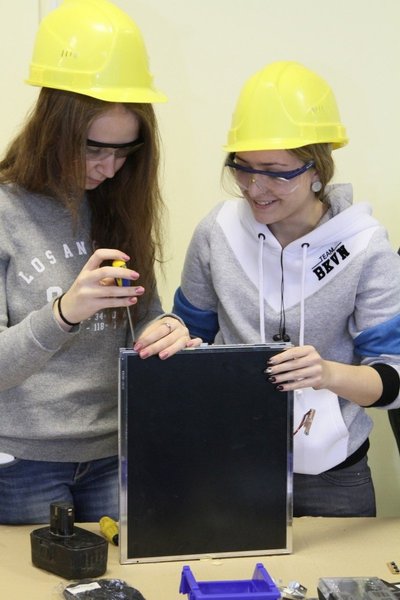 Apsiginklavę įrankiais moksleiviai išardė kompiuterius bei mobiliuosius telefonus
