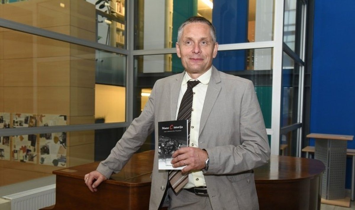 Panevėžio socialinių paslaugų centro direktorius Valdemaras Misevičius su savo knyga 