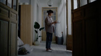 Prieš atsikratant pabodosio drabužio svarbu pažvelgti į jį naujomis akimis ir suteikti antrą šansą (Electrolux klipo kadras)