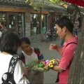 Nauja mada Kinijoje – plastikiniai augalai ant galvų