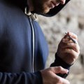 Anglija gali tapti pirmąja šalimi pasaulyje, rūkoriams skirianti prieštaringai vertinamą gydymo būdą