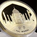 Paryžiuje pristatyta 100 tūkst. eurų vertės auksinė moneta su deimantais
