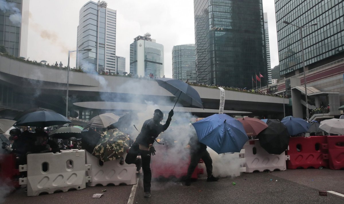Policija ašarinėmis dujomis vaiko demonstrantus Honkonge